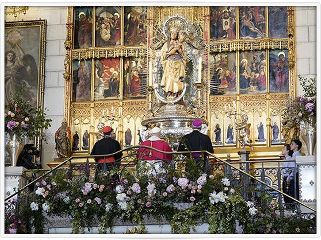 Emoción contenida en la Almudena al ver al León XIV entregar la Rosa de Oro a la Virgen, «el máximo signo de cariño que un Papa puede tener con la Virgen». Rosa de Oro